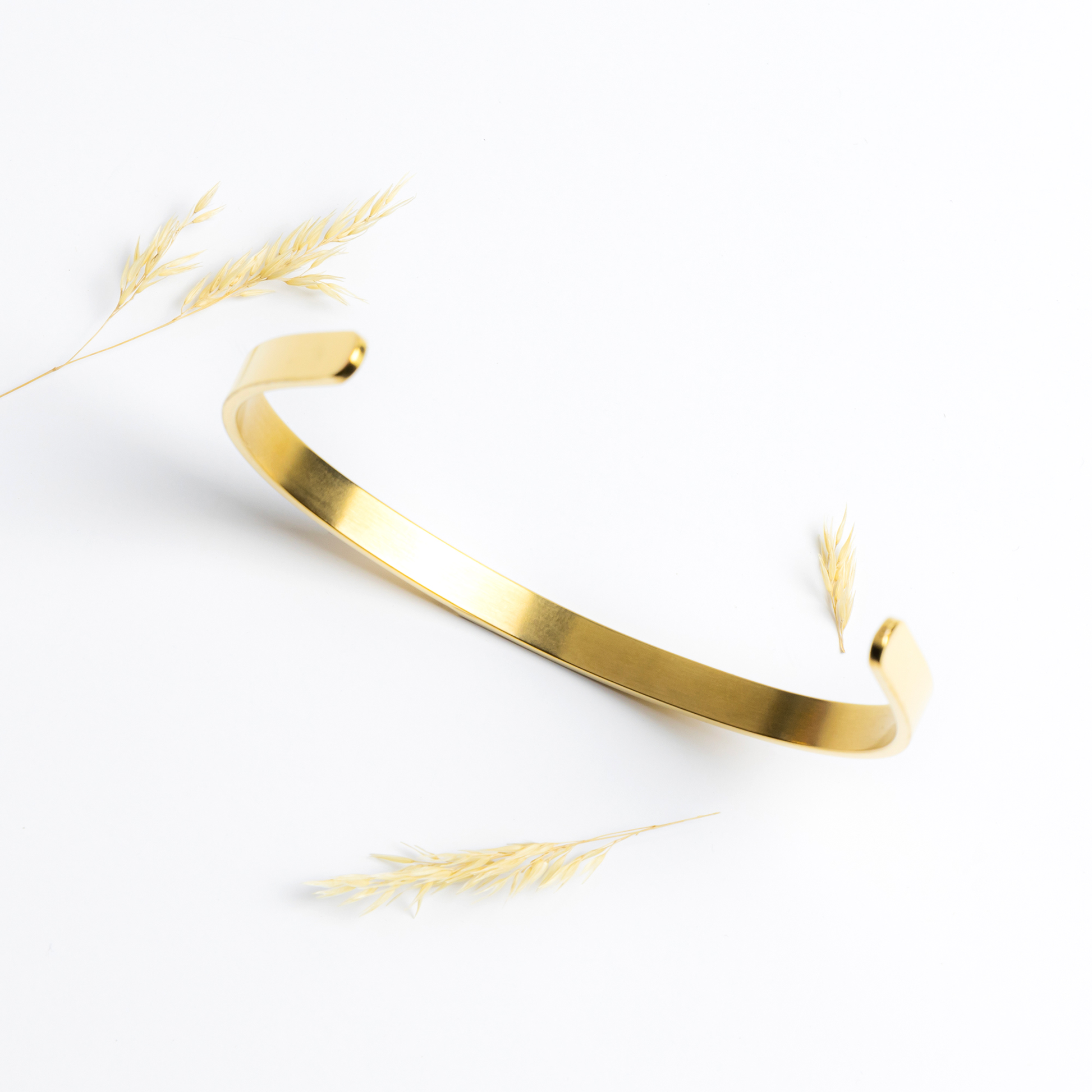 Ocean_Themed_Cuff_Bracelet_Gold_Lifestyle_01_Mockup.png_15839919