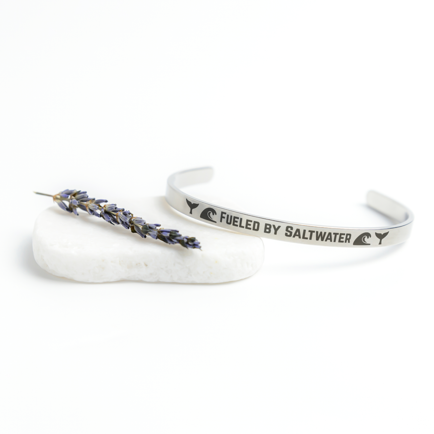 Ocean_Themed_Cuff_Bracelet_Silver_Lifestyle_03_Mockup.png_15839922